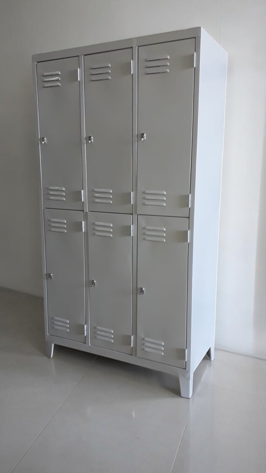 Guardarropas Metálicos de Puertas Cortas Anchas